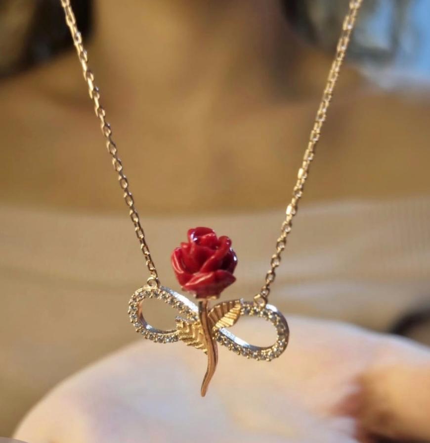 Collana di rose